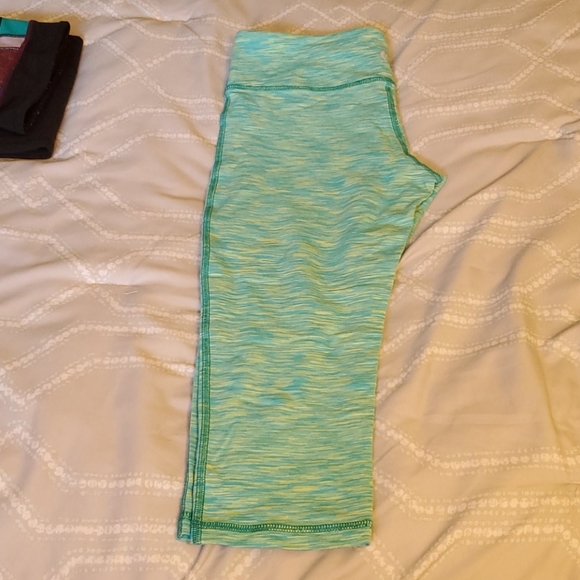 Lot of athletic tights/pants/capris - Picture 4 of 11